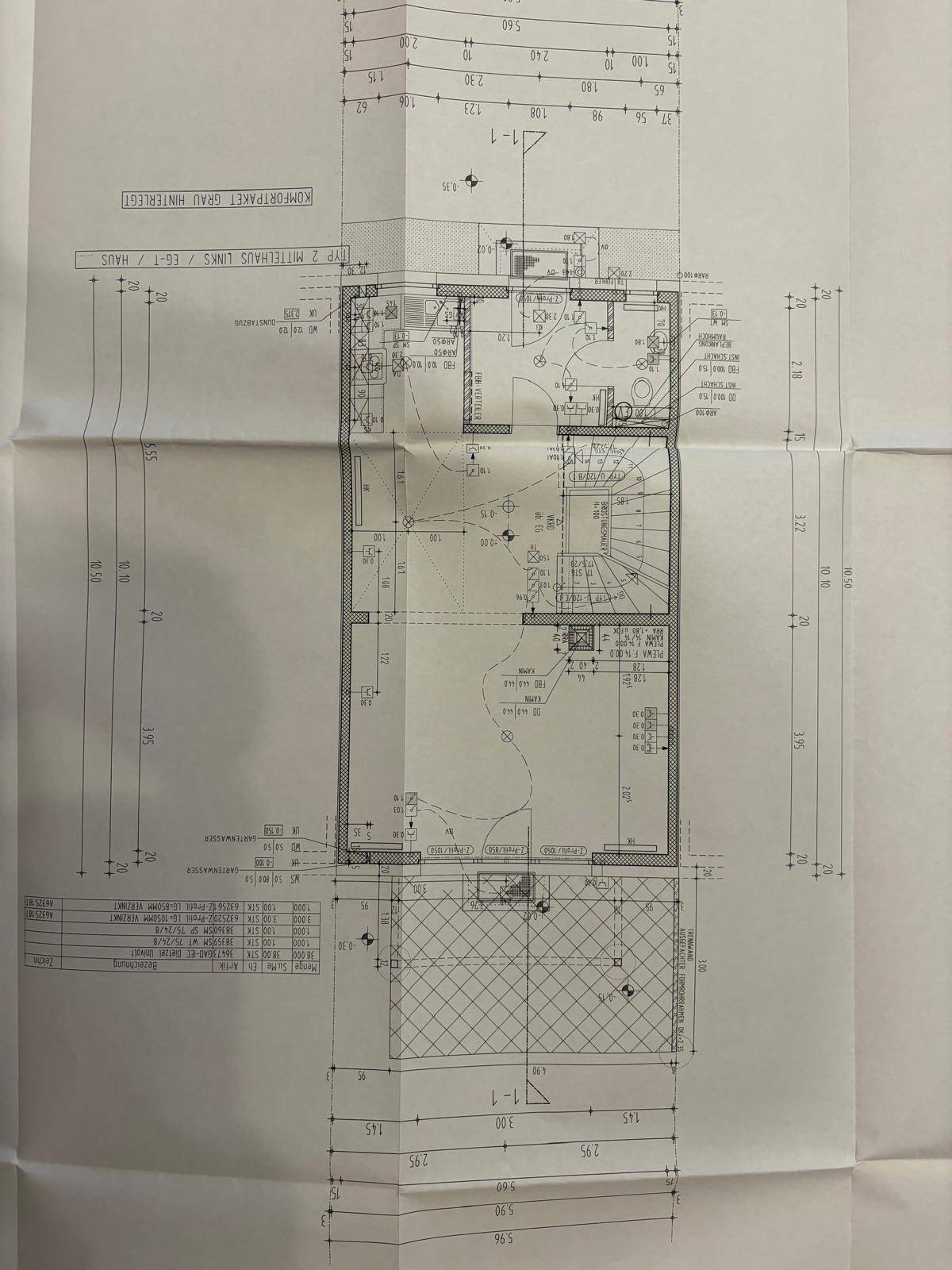 Grundriss des Dachgeschosses mit weiteren Zimmern und Dachschrägen.