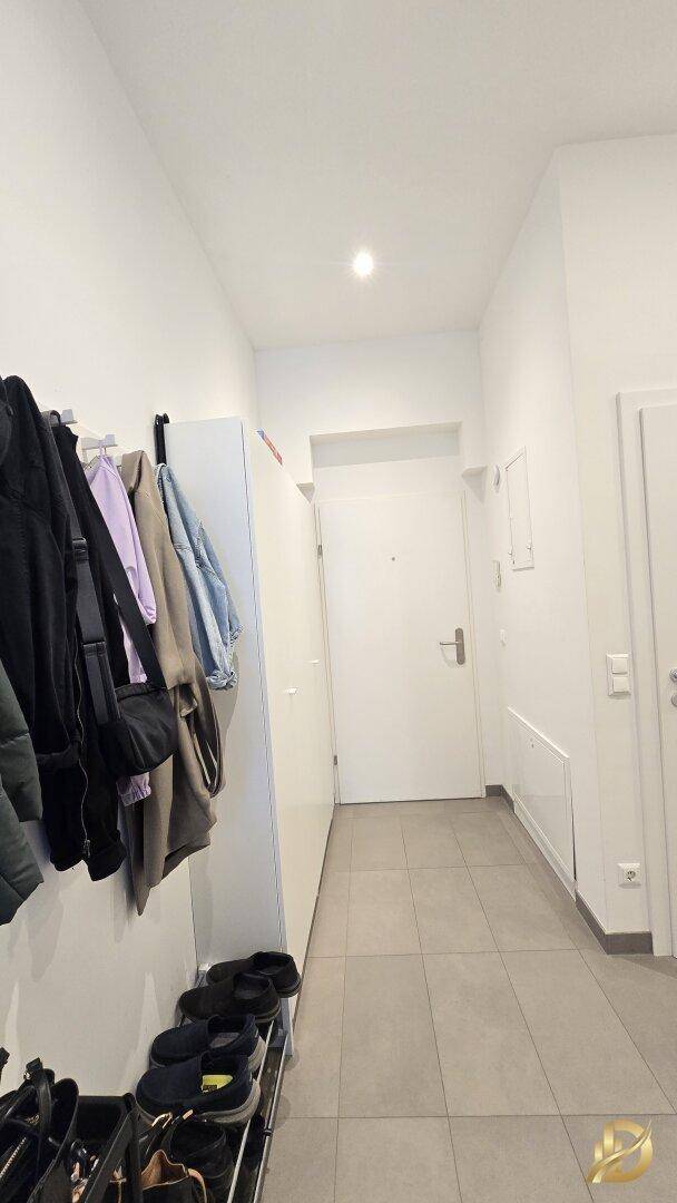 Eingangsbereich mit Garderobe und Schuhregal, bietet praktischen Stauraum für Kleidung.