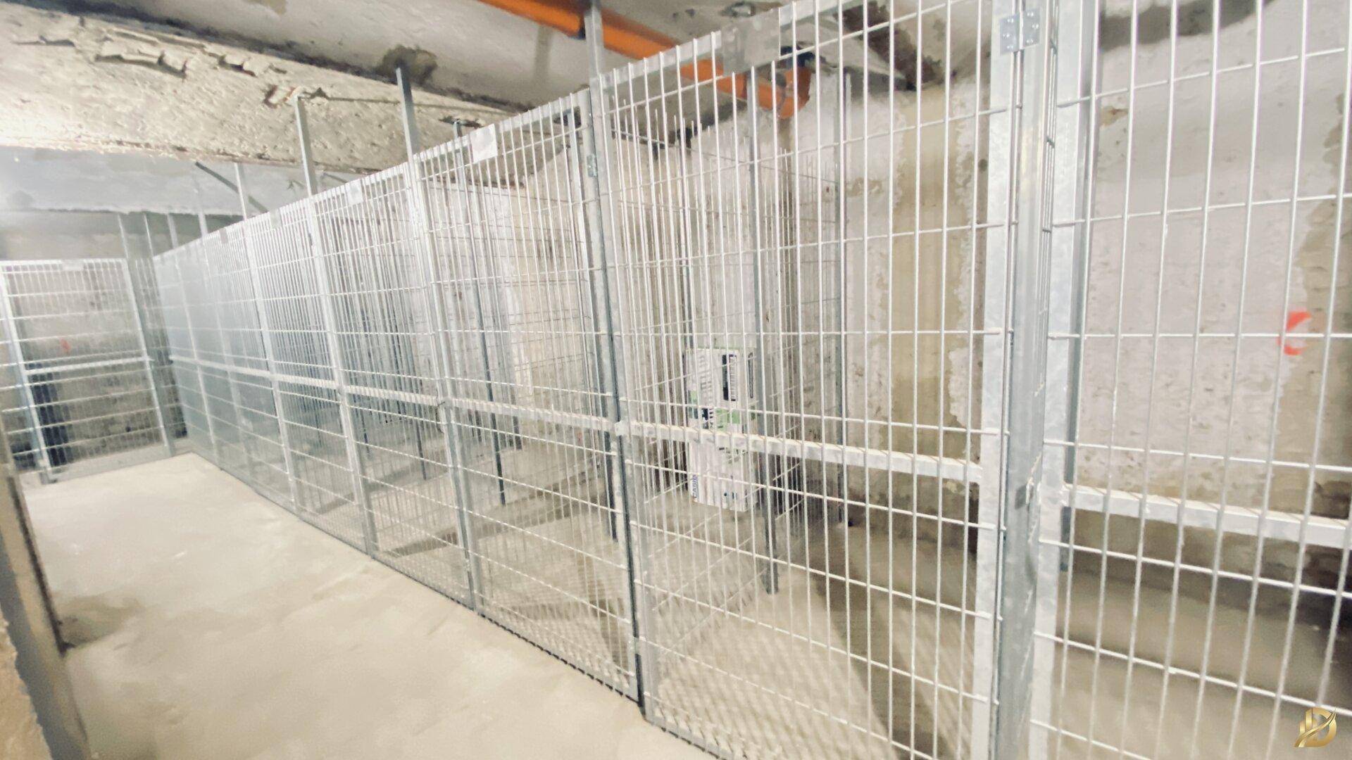 Kellerabteile mit Metallgittern für zusätzlichen Stauraum im Untergeschoss.