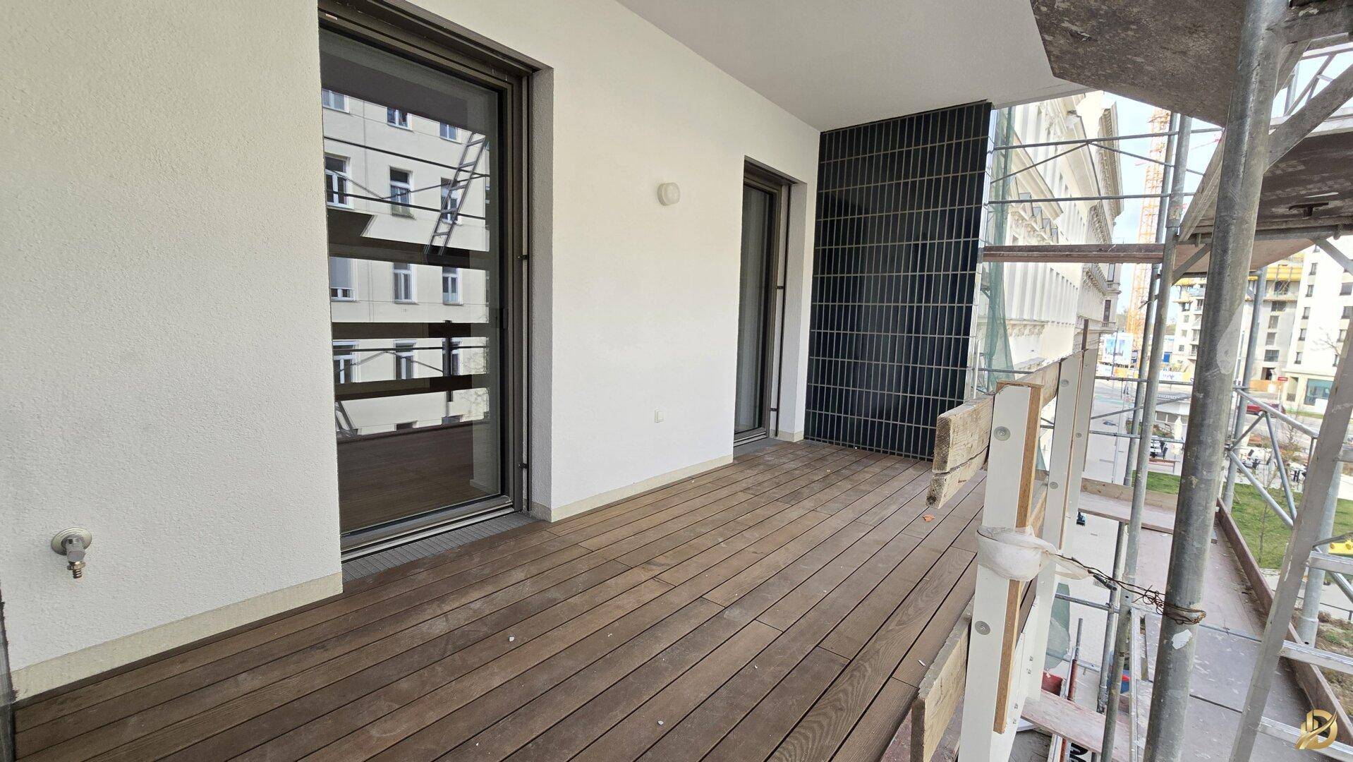 Geräumiger Balkon mit Holzboden, derzeit noch im Bau.
