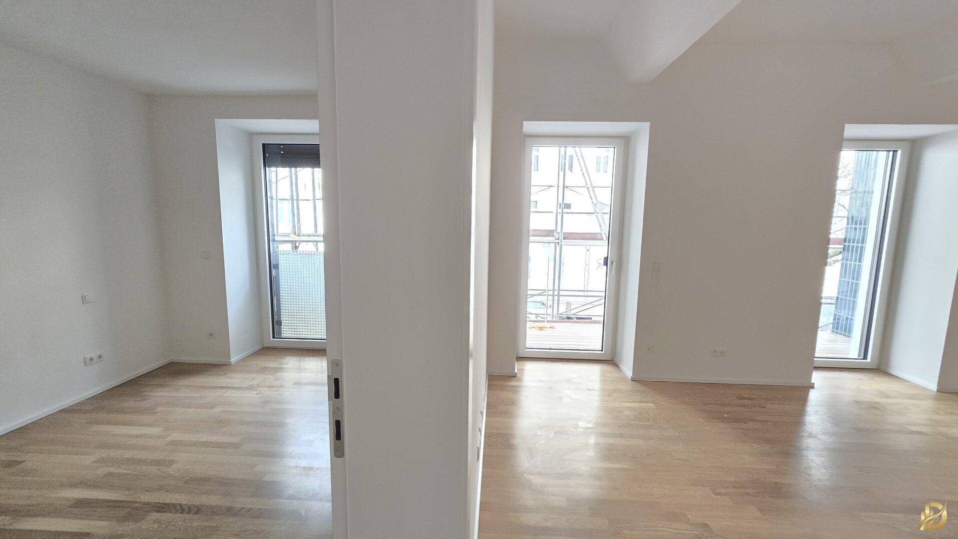 Geräumiges, helles Zimmer mit Holzboden und mehreren Fenstern, ideal für individuelle Gestaltung.
