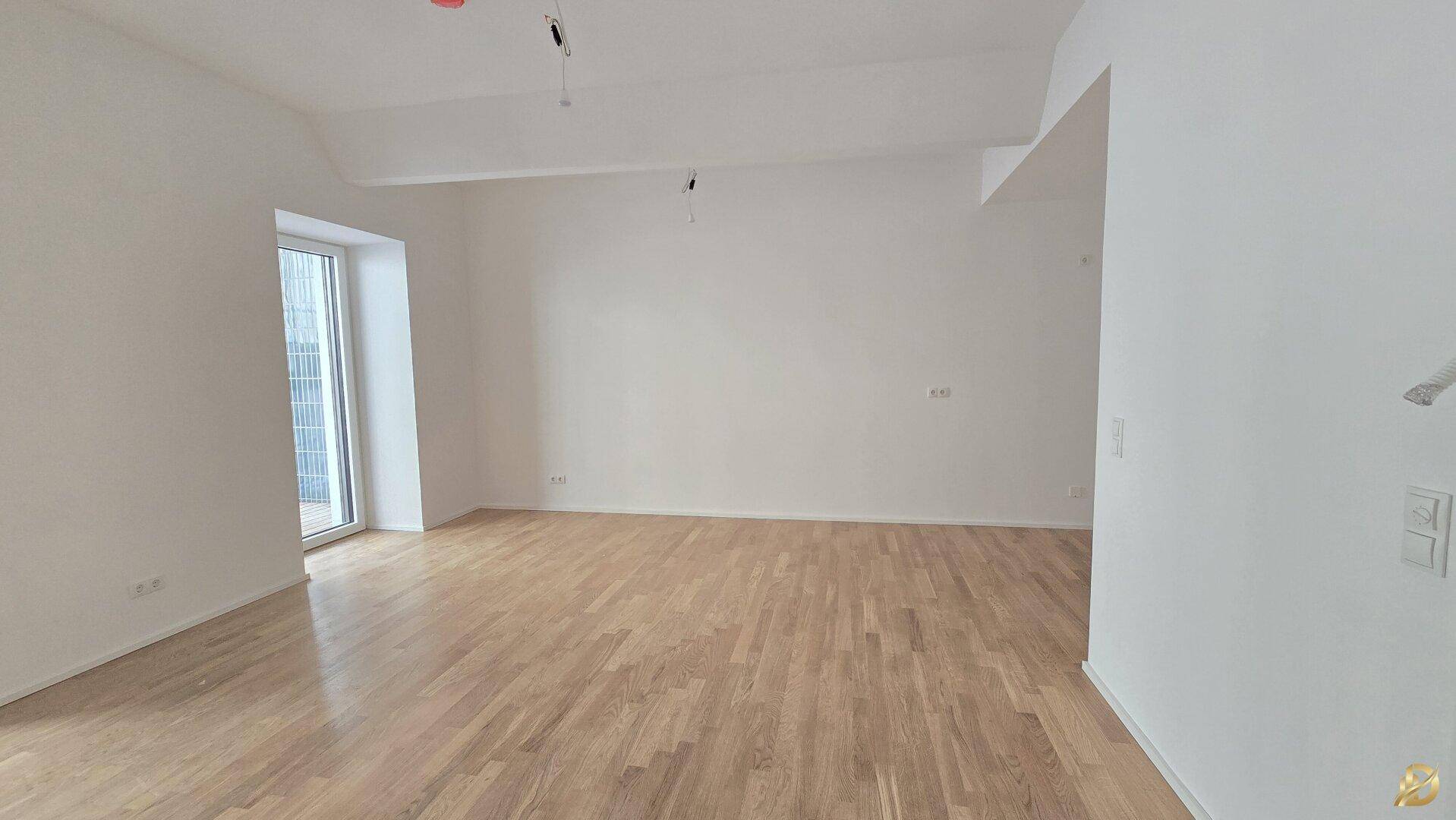 Geräumiges Zimmer mit Parkettboden und großem Fenster, bereit für individuelle Gestaltung.