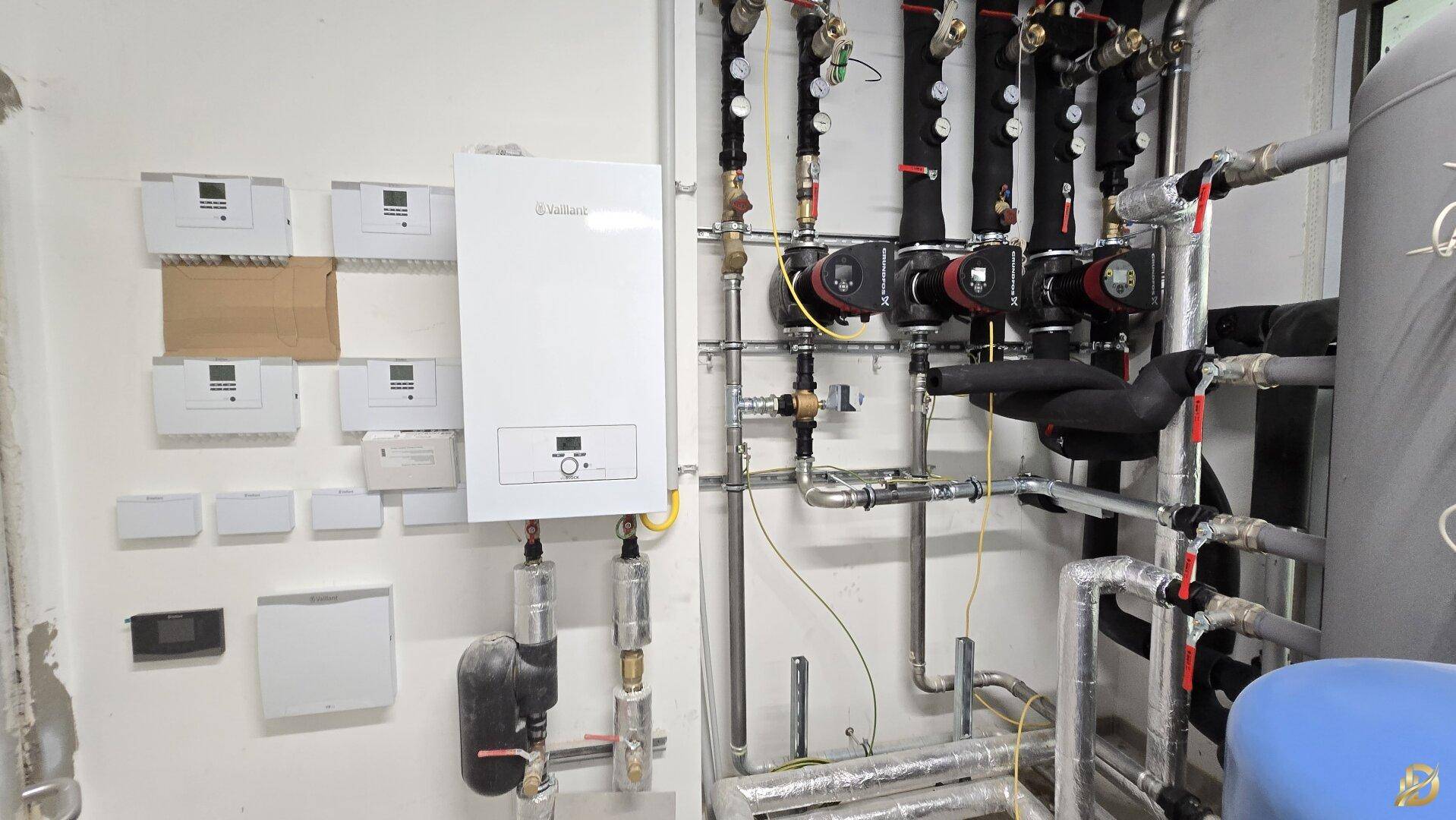 Heizungsraum mit moderner Vaillant-Heizanlage und Rohrleitungen.