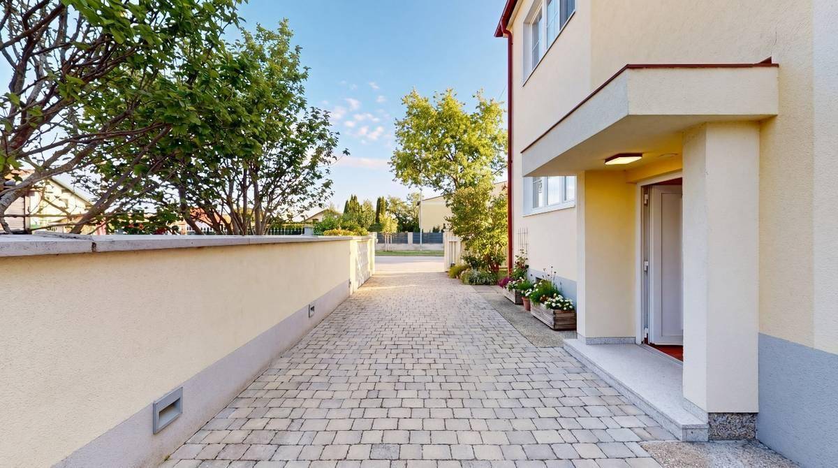 Vielseitiges Wohnhaus mit zwei unabhängigen Wohneinheiten, komplett unterkellert und mit Garage - Ansicht 5