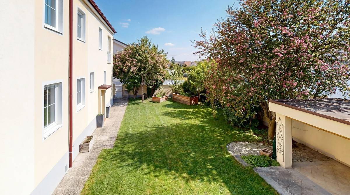 Vielseitiges Wohnhaus mit zwei unabhängigen Wohneinheiten, komplett unterkellert und mit Garage - Ansicht 3