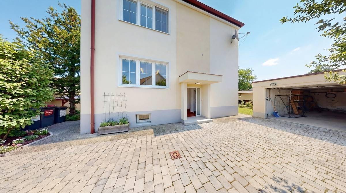 Vielseitiges Wohnhaus mit zwei unabhängigen Wohneinheiten, komplett unterkellert und mit Garage - Ansicht 2