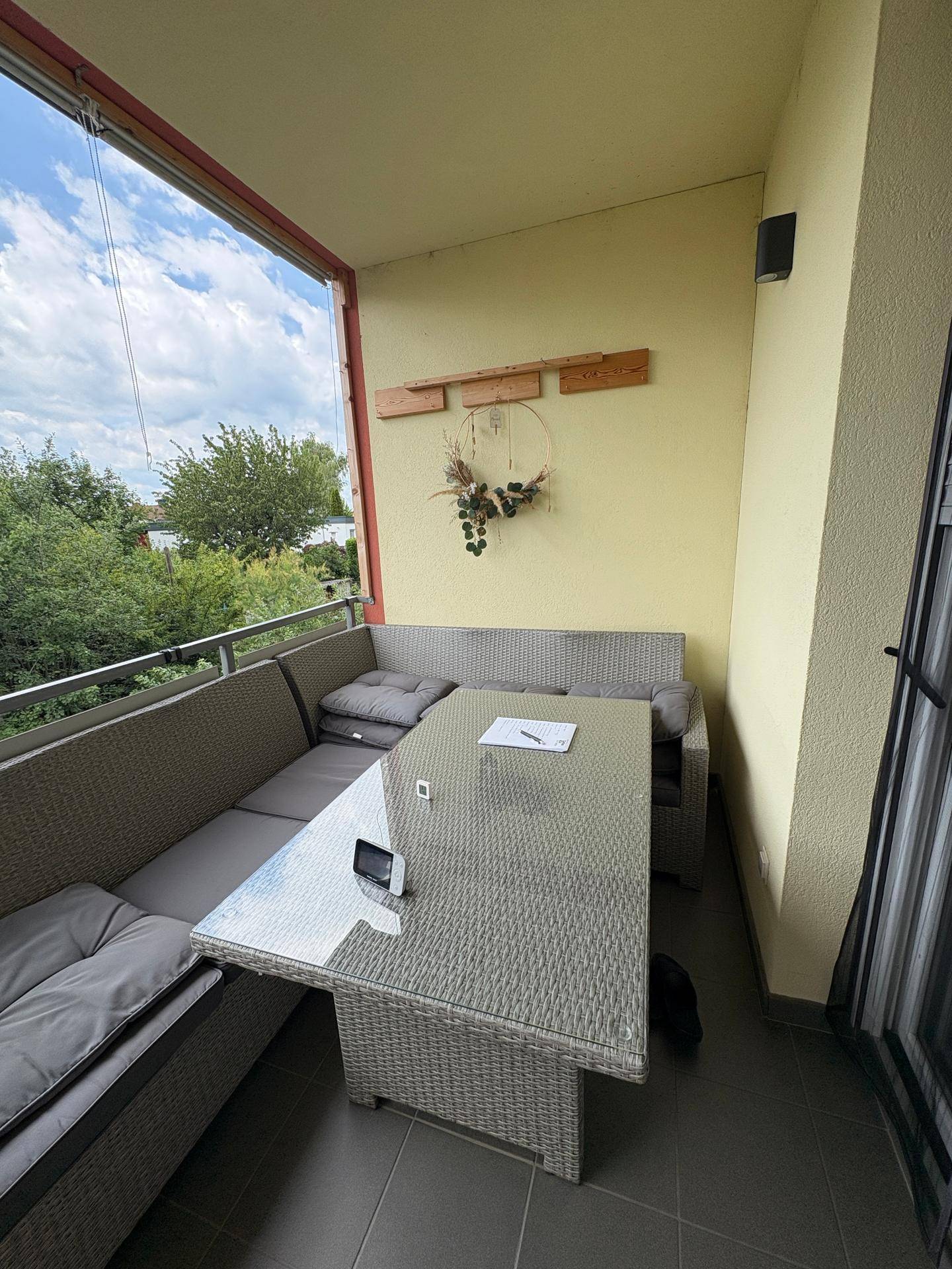 Gemütlicher Balkon mit Sitzgruppe und Blick ins Grüne.