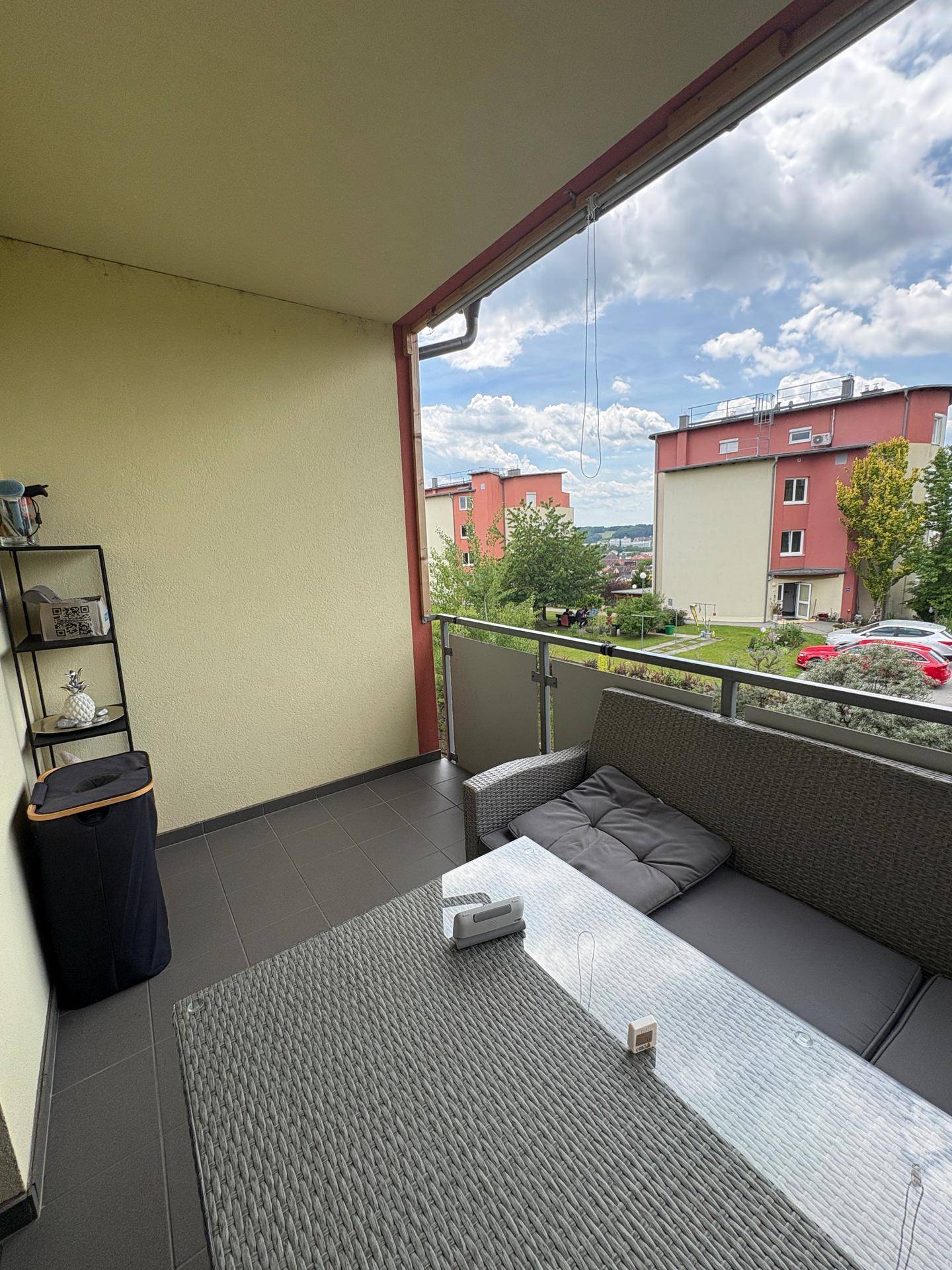Balkon mit Outdoor-Möbeln und Ausblick auf die Umgebung.