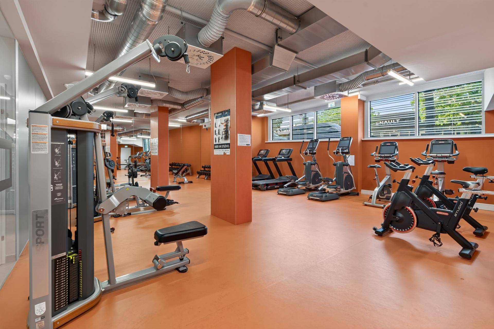 Geräumiger Fitnessraum mit einer Vielzahl an modernen Trainingsgeräten.