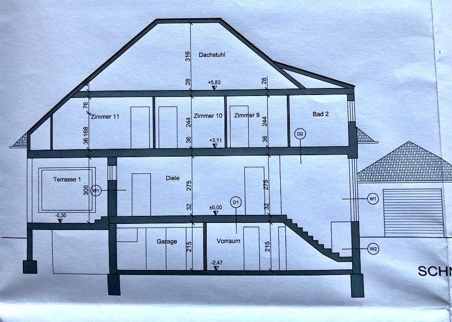Architektonischer Schnittplan des Hauses mit verschiedenen Ebenen und Dachstuhl.