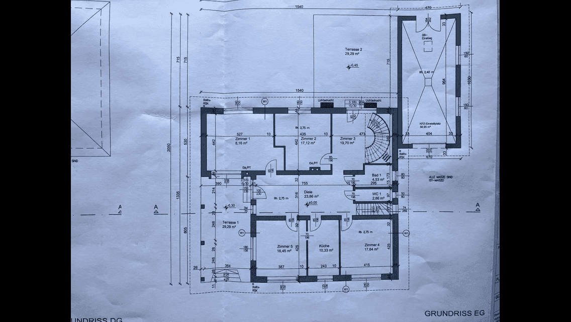 Grundriss des Erd- und Dachgeschosses mit Terrassen, Küche und Zimmern.