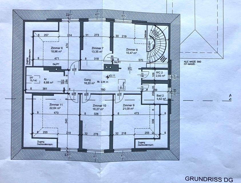 Grundriss des Dachgeschosses mit mehreren Zimmern, Bad und WC.