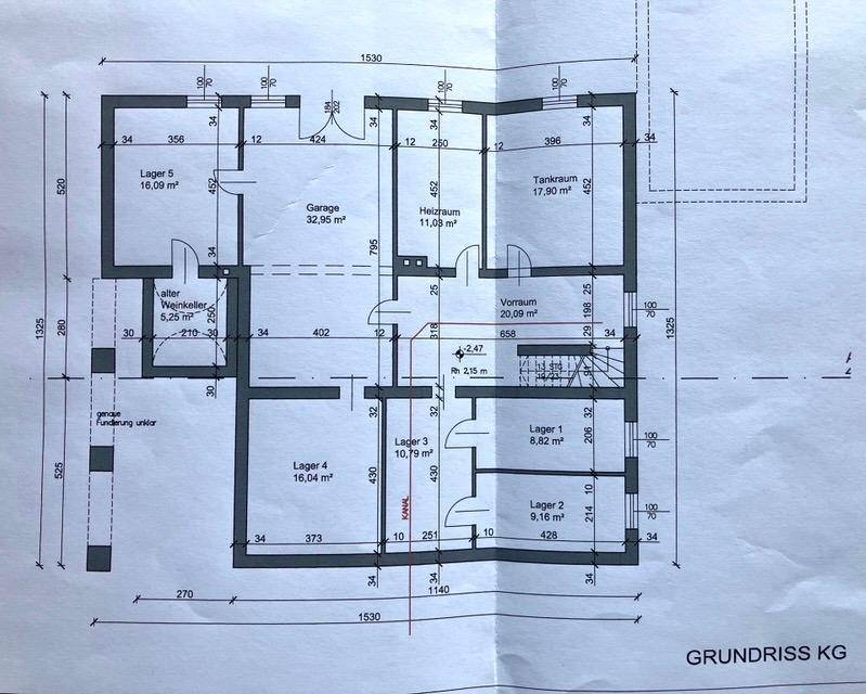 Grundriss des Kellergeschosses mit Garage, Heizraum und Lagerräumen.