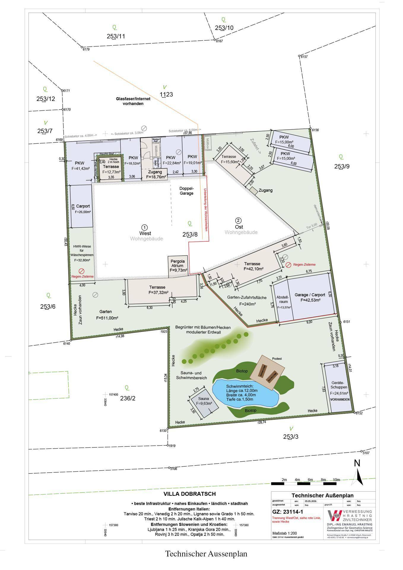 Detaillierter Außenplan mit Wohngebäude, mehreren Terrassen, großem Garten, Poolbereich und Sauna.