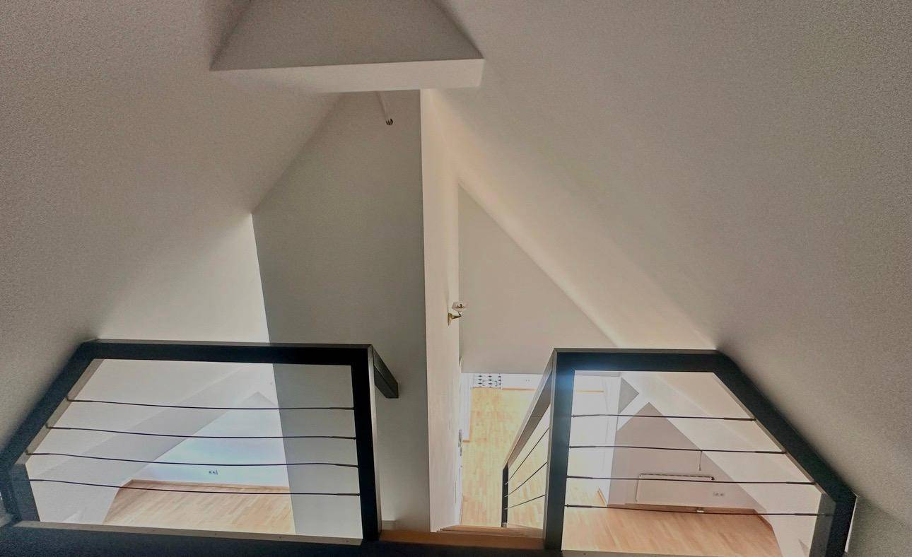 Treppenbereich mit modernem Geländer und Blick auf die untere Etage.