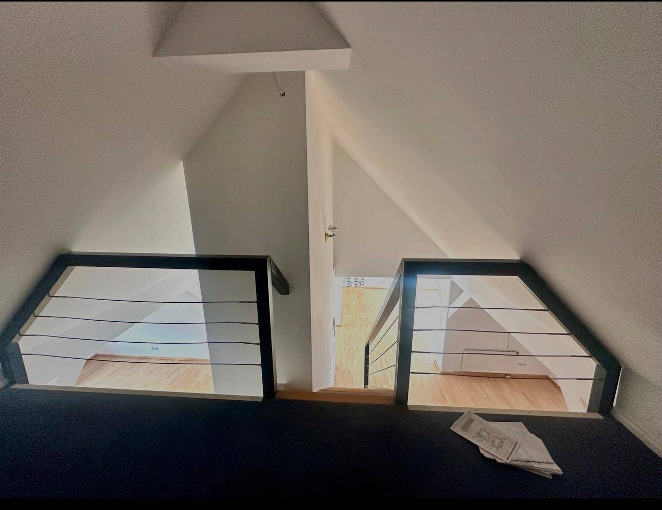 Dachboden-Galerie mit Teppichboden und Blick auf den Treppenbereich.