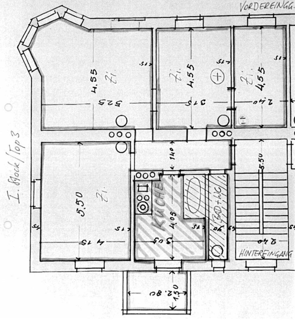 Handgezeichneter Grundriss einer Wohnung mit mehreren Zimmern, Küche, Bad und Balkon.