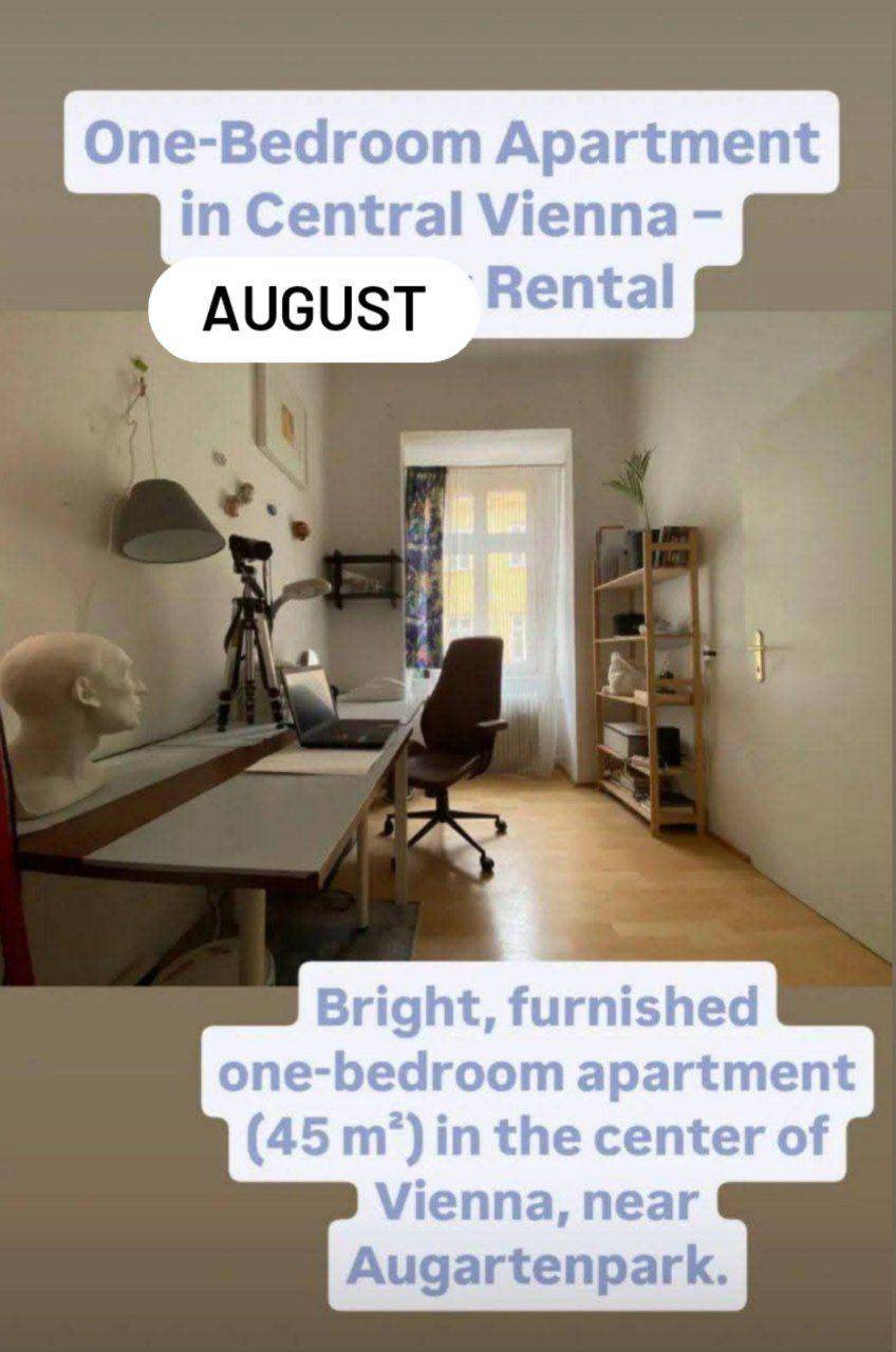 Helles Wohnzimmer mit Schreibtisch, Regal und Fenster, funktional eingerichtet als Arbeitsbereich.