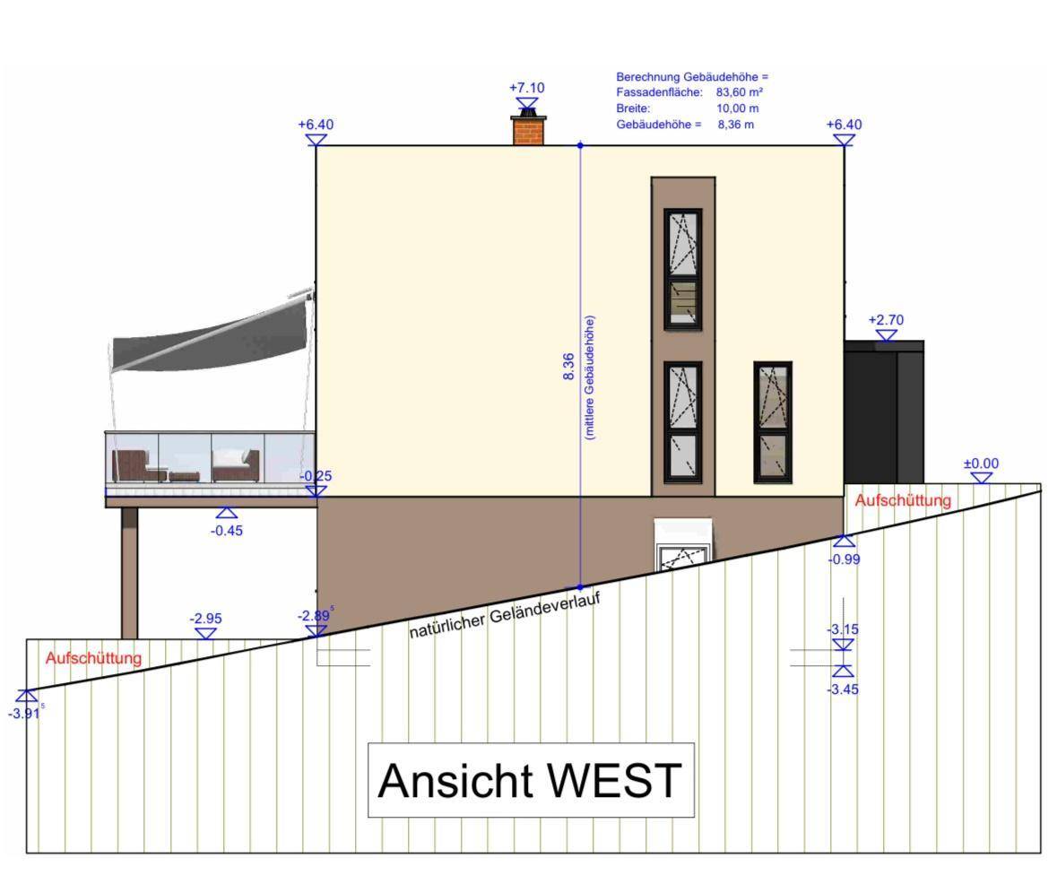 Architektonische Ansicht der Westfassade des Gebäudes mit Terrasse und Höhenangaben.