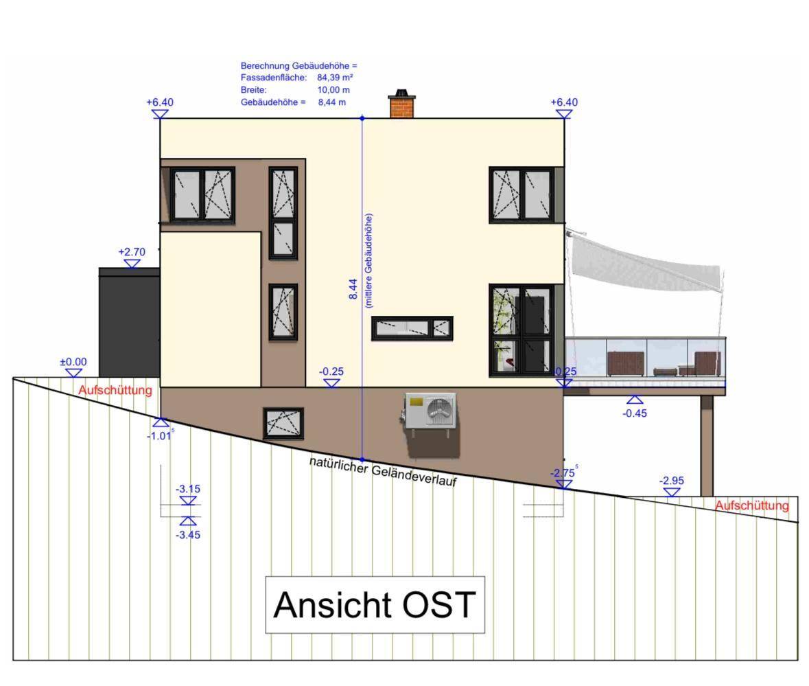 Architektonische Ansicht der Ostfassade des Gebäudes mit Terrasse und Höhenangaben.
