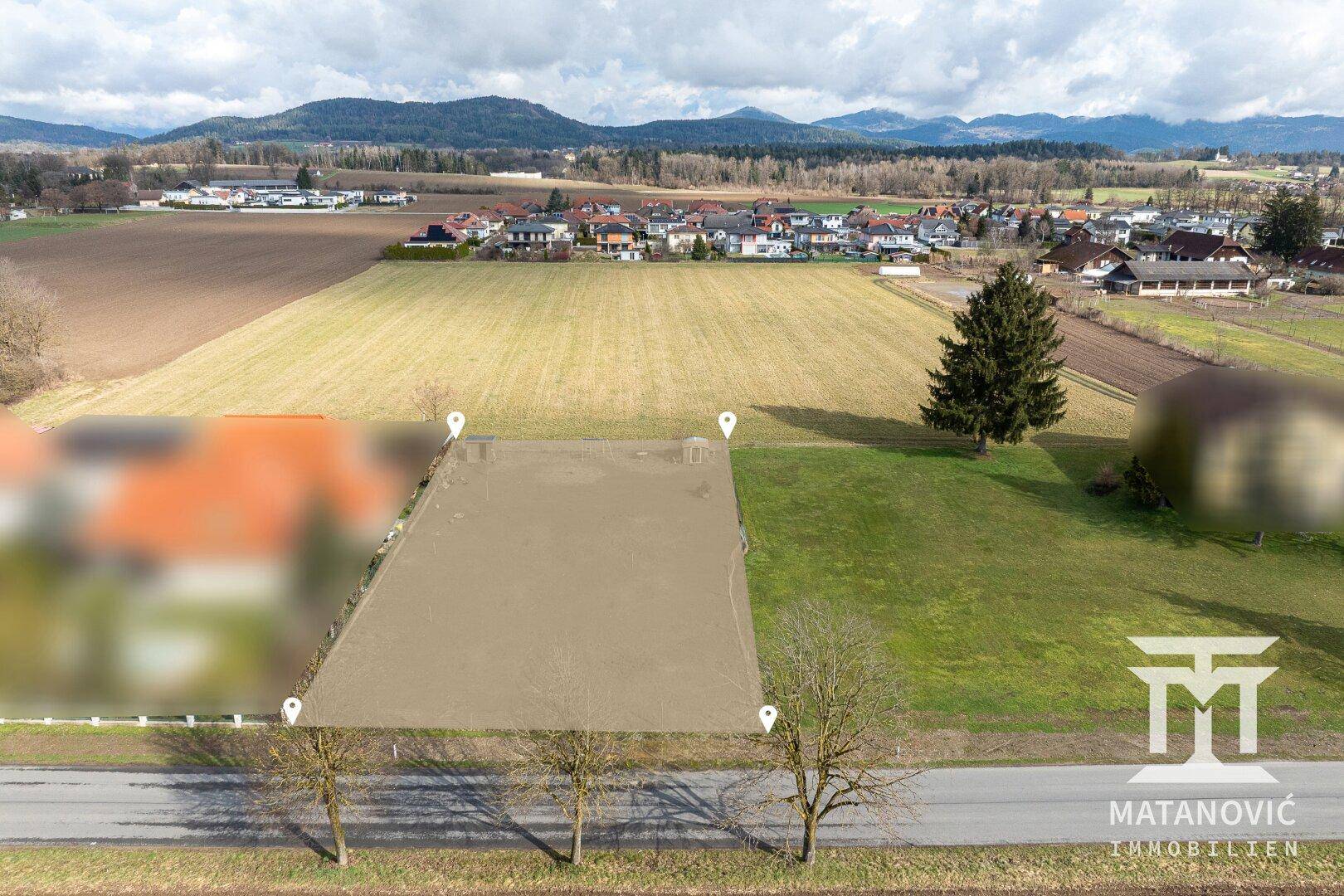 Übersicht aus der Vogelperspektive auf ein Grundstück in einer ländlichen Gegend mit umliegenden Feldern.