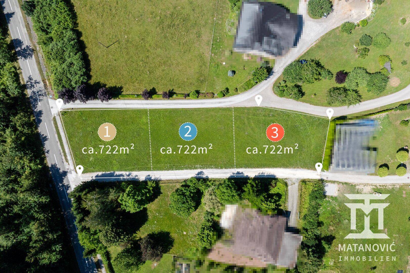 Luftaufnahme von drei parzellierten Grundstücken mit jeweils ca. 722m² Fläche.