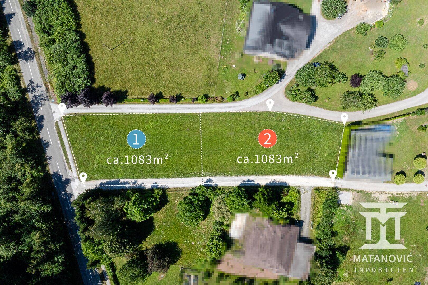 Luftaufnahme von zwei parzellierten Grundstücken mit jeweils ca. 1083m² Fläche.