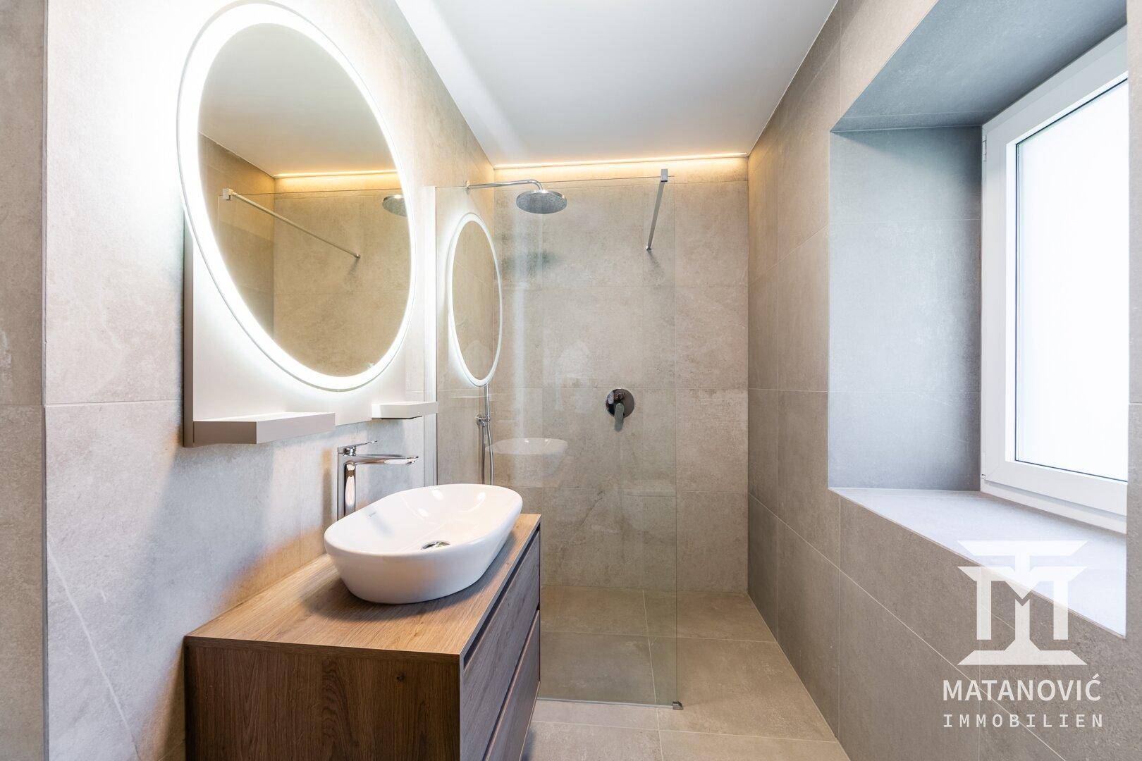 Badezimmer mit Dusche