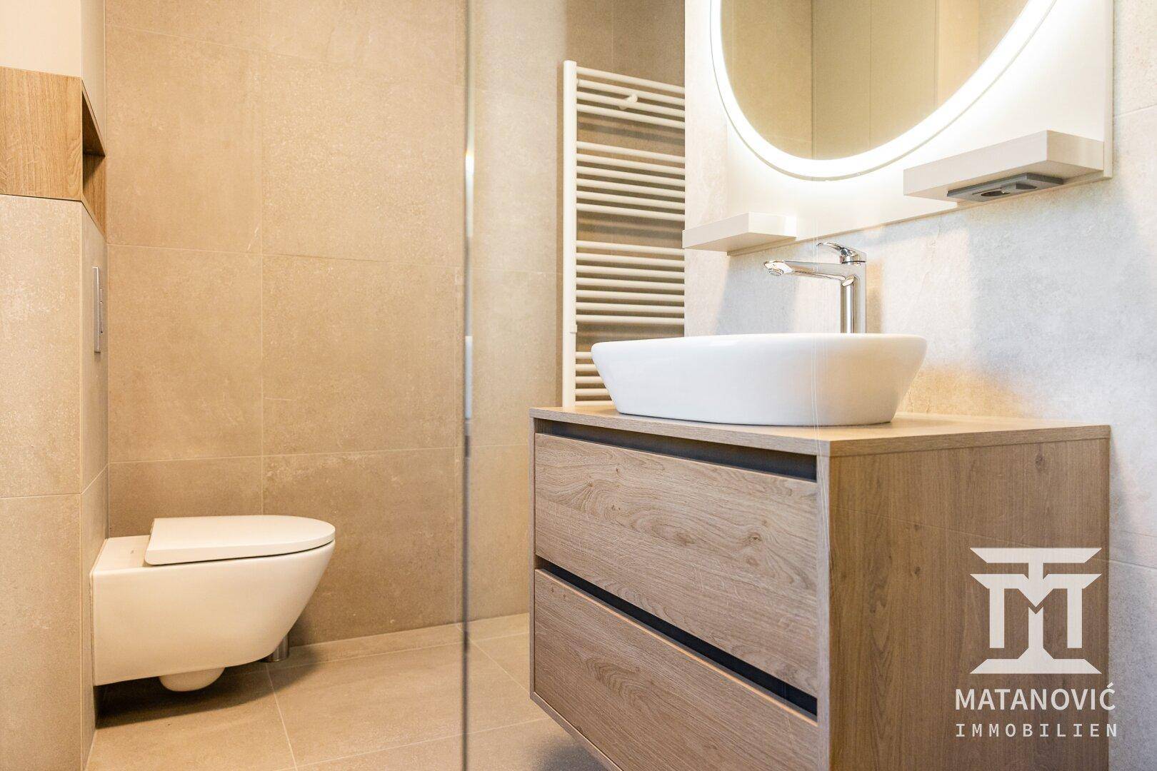 Badezimmer mit Waschtisch und WC