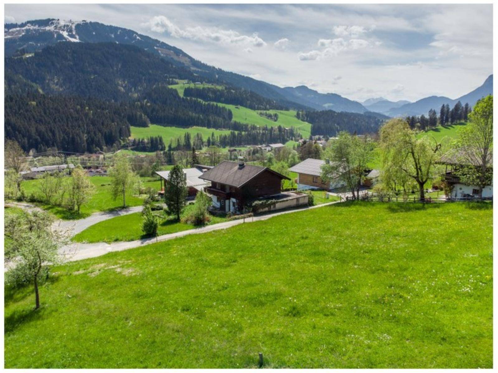 Traumhaftes Baugrundstück in Ellmau/Tirol – 674 m² in Sonnenlage mit unverbaubarem Kaiserblick - Ansicht 2