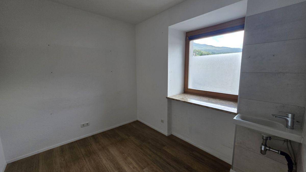 Helle Geschäftsräume (bisherige Praxis) mit 95 m² und 4 Parkplätzen ab sofort zu mieten - Mehr