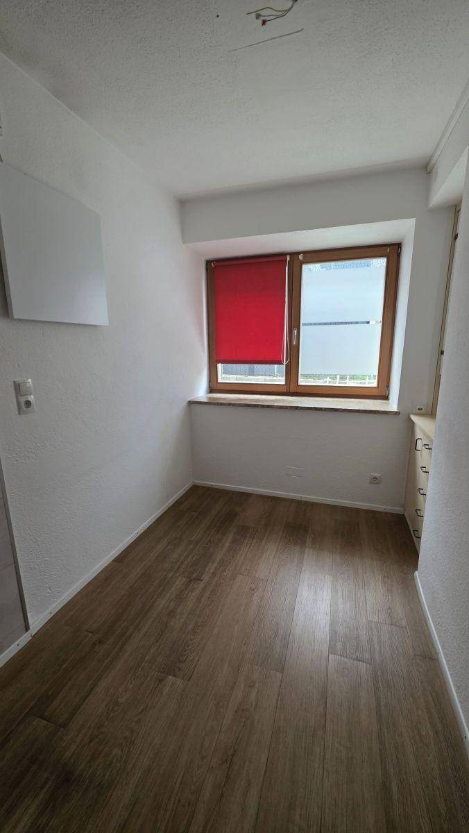 Helle Geschäftsräume (bisherige Praxis) mit 95 m² und 4 Parkplätzen ab sofort zu mieten - Ansicht 3