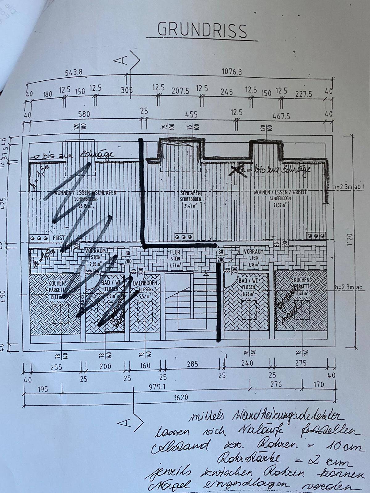 Handgezeichneter Grundriss einer Wohnung mit Wohn-, Ess-, Schlaf- und Küchenbereichen.