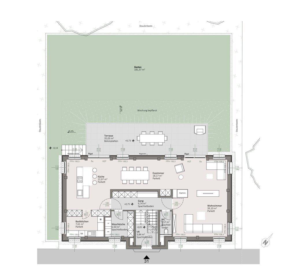 Grundriss des Erdgeschosses mit offenem Wohnbereich, Küche, Terrasse und großem Garten.
