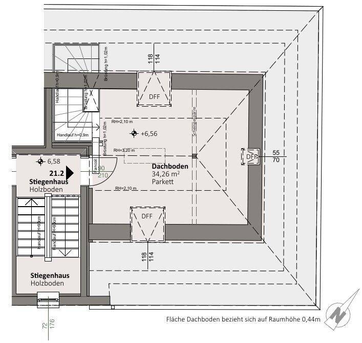 Grundriss des Dachbodens mit Treppenhaus, Dachschrägen und Dachfenstern für natürliches Licht.