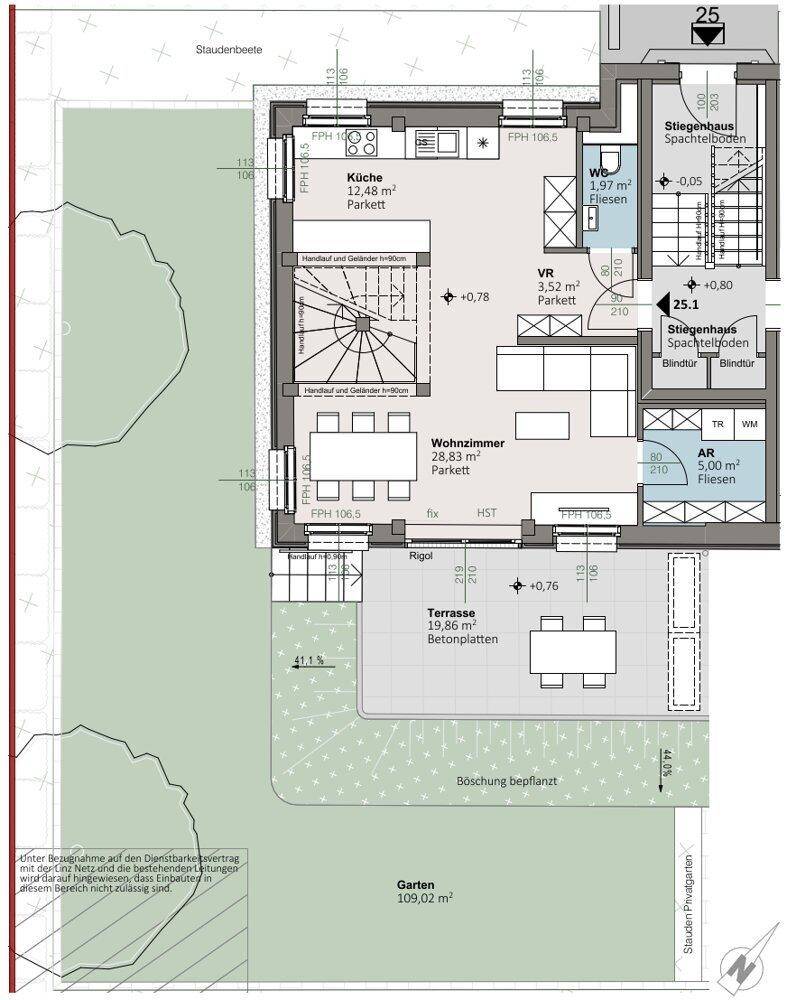 Grundriss des Erdgeschosses mit offenem Wohnbereich, Küche, Terrasse und großem Garten.
