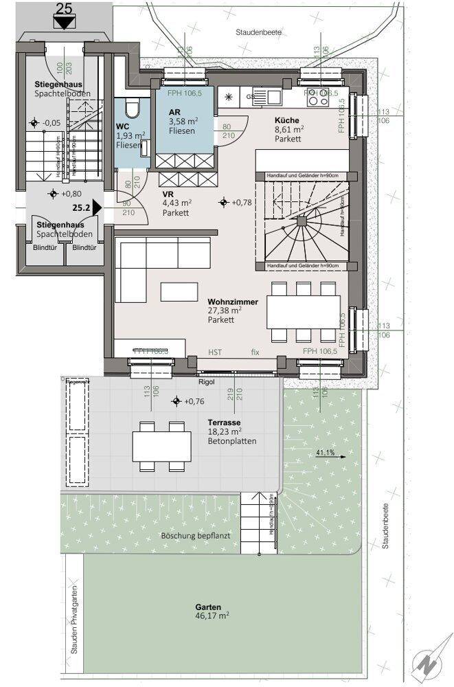 Grundriss des Erdgeschosses mit Wohnzimmer, Küche, Terrasse und Gartenbereich.