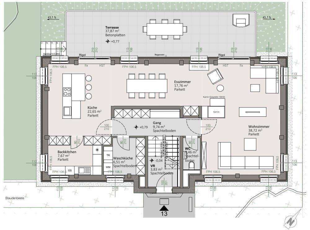 Grundriss des Erdgeschosses mit offenem Wohn-, Ess- und Kochbereich, separater Backküche, Hauswirtschaftsraum und großer Terrasse.