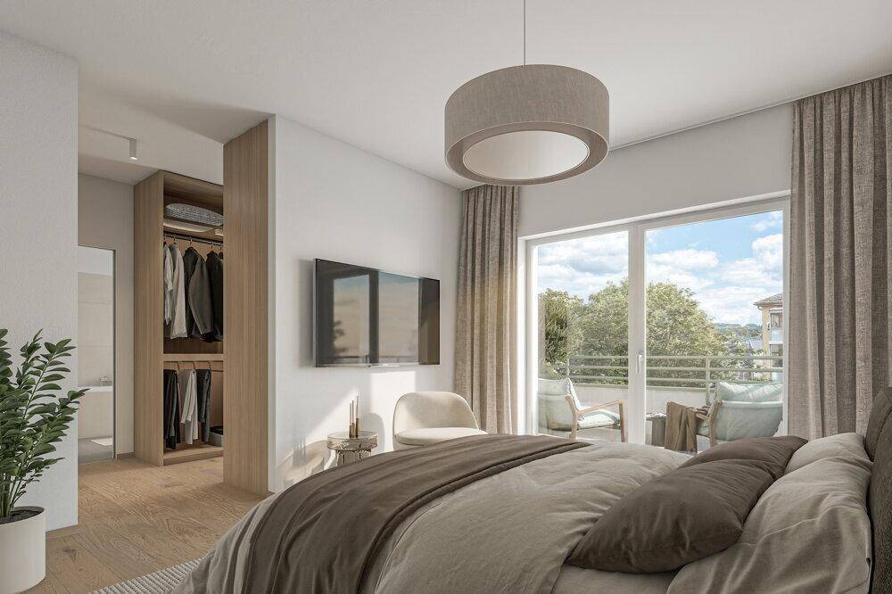 Helles Schlafzimmer mit begehbarem Kleiderschrank und direktem Zugang zum Balkon.