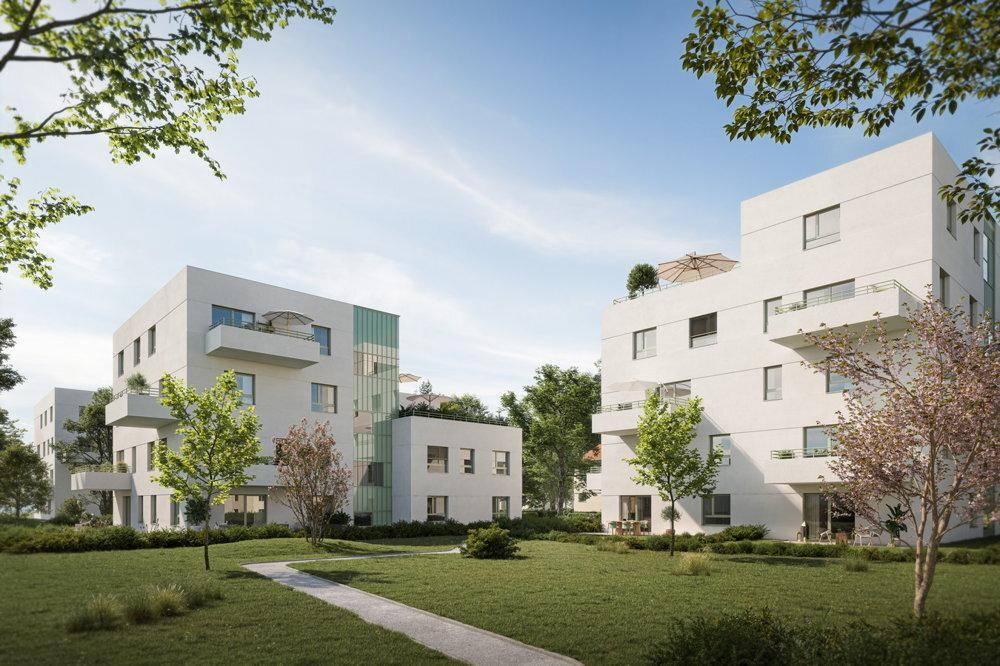 Moderne Wohngebäude mit weißer Fassade und grüner Gartenanlage an einem sonnigen Tag.