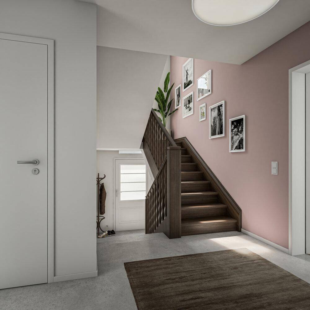 Geräumiger Flur mit Holztreppe, rosa Akzentwand und viel Tageslicht.