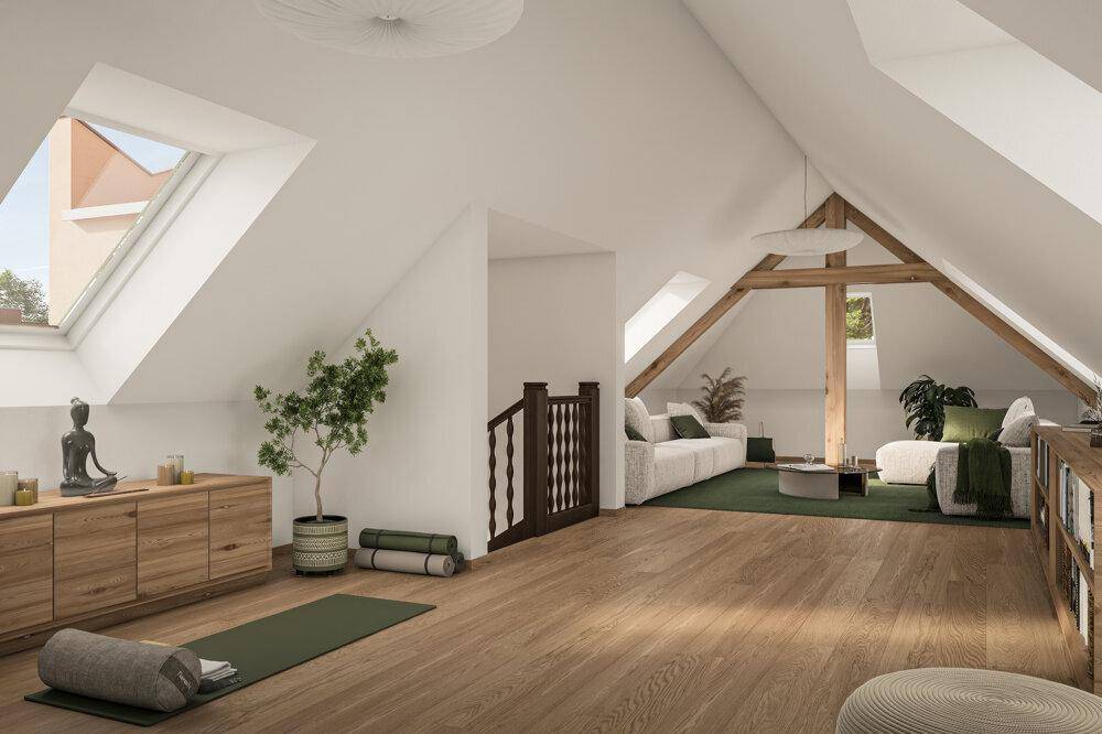 Heller Dachbodenbereich mit sichtbaren Holzbalken, Dachfenstern und vielseitiger Nutzungsmöglichkeit.