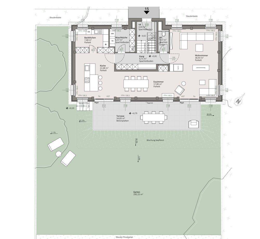 Grundriss des Erdgeschosses mit offenem Wohnbereich, Küche, Terrasse und großem Garten.