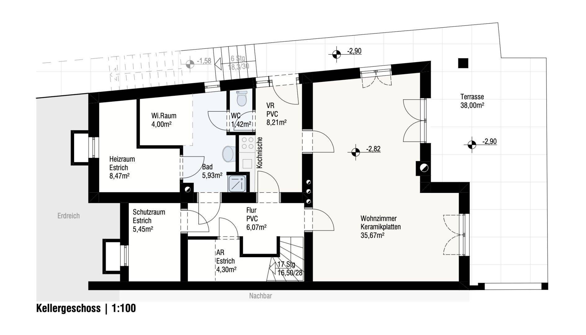 Grundriss des Kellergeschosses mit Wohnzimmer, Bad, Abstellräumen und großer Terrasse.