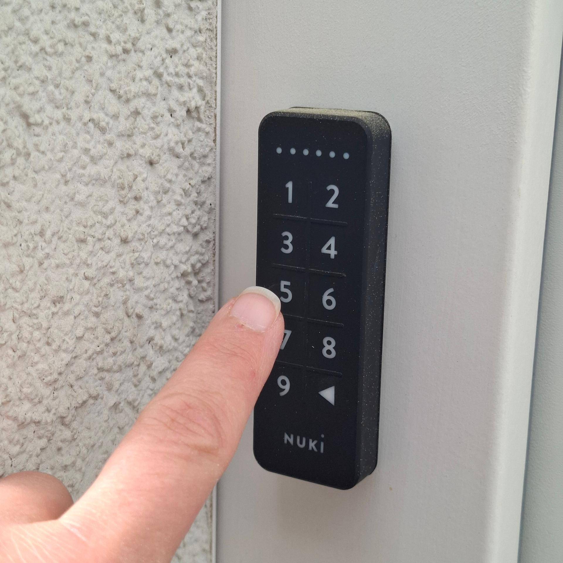 Modernes Zahlenfeld für den schlüssellosen Zugang zum Gebäude, an der Wand montiert.