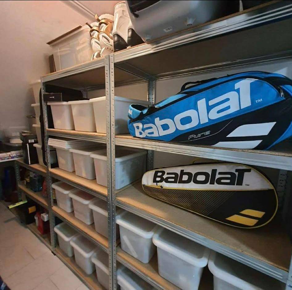 Praktischer Abstellraum mit stabilen Metallregalen für Sportausrüstung und Haushaltsgegenstände.