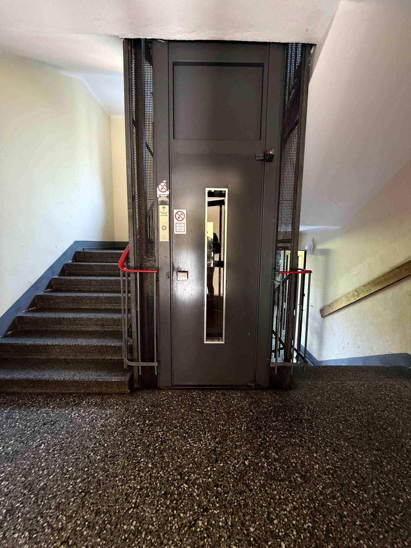 Funktionstüchtiger Aufzug in einem Treppenhaus, der die oberen Etagen bequem erreichbar macht.