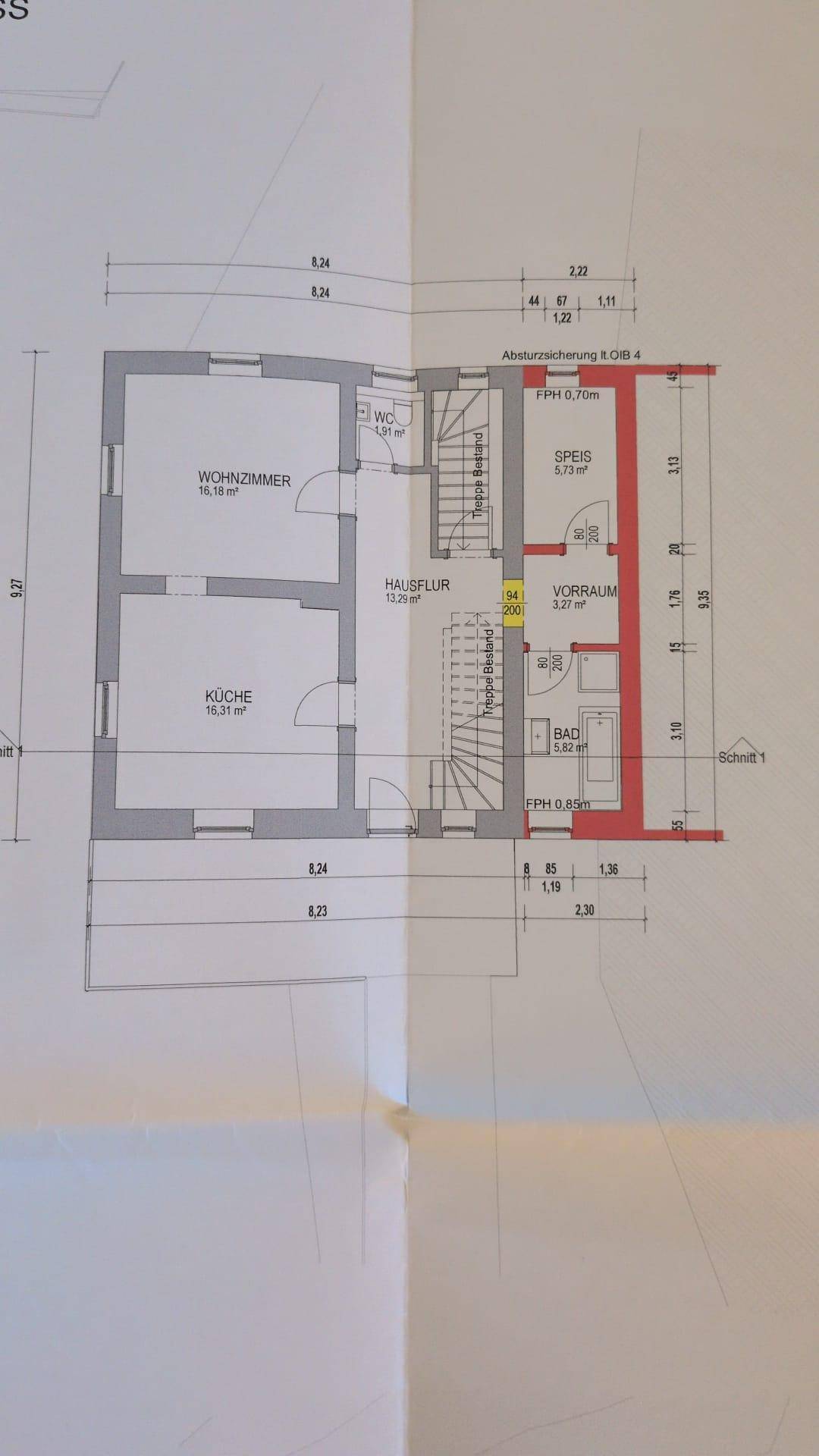 Grundriss des Erdgeschosses mit Wohnzimmer, Küche, Bad und separatem WC.
