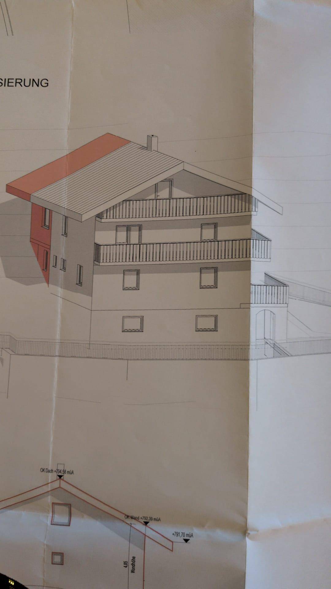 Architektonische Zeichnung der Fassade eines mehrstöckigen Hauses mit mehreren Balkonen und einem Satteldach.