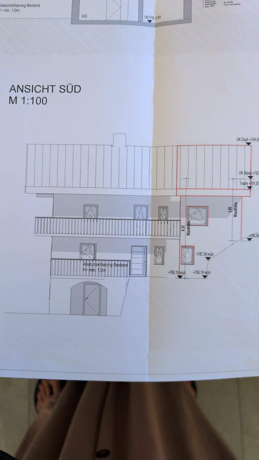 Südansicht des Gebäudes im Maßstab 1:100 mit Balkonen und Fensterdetails.